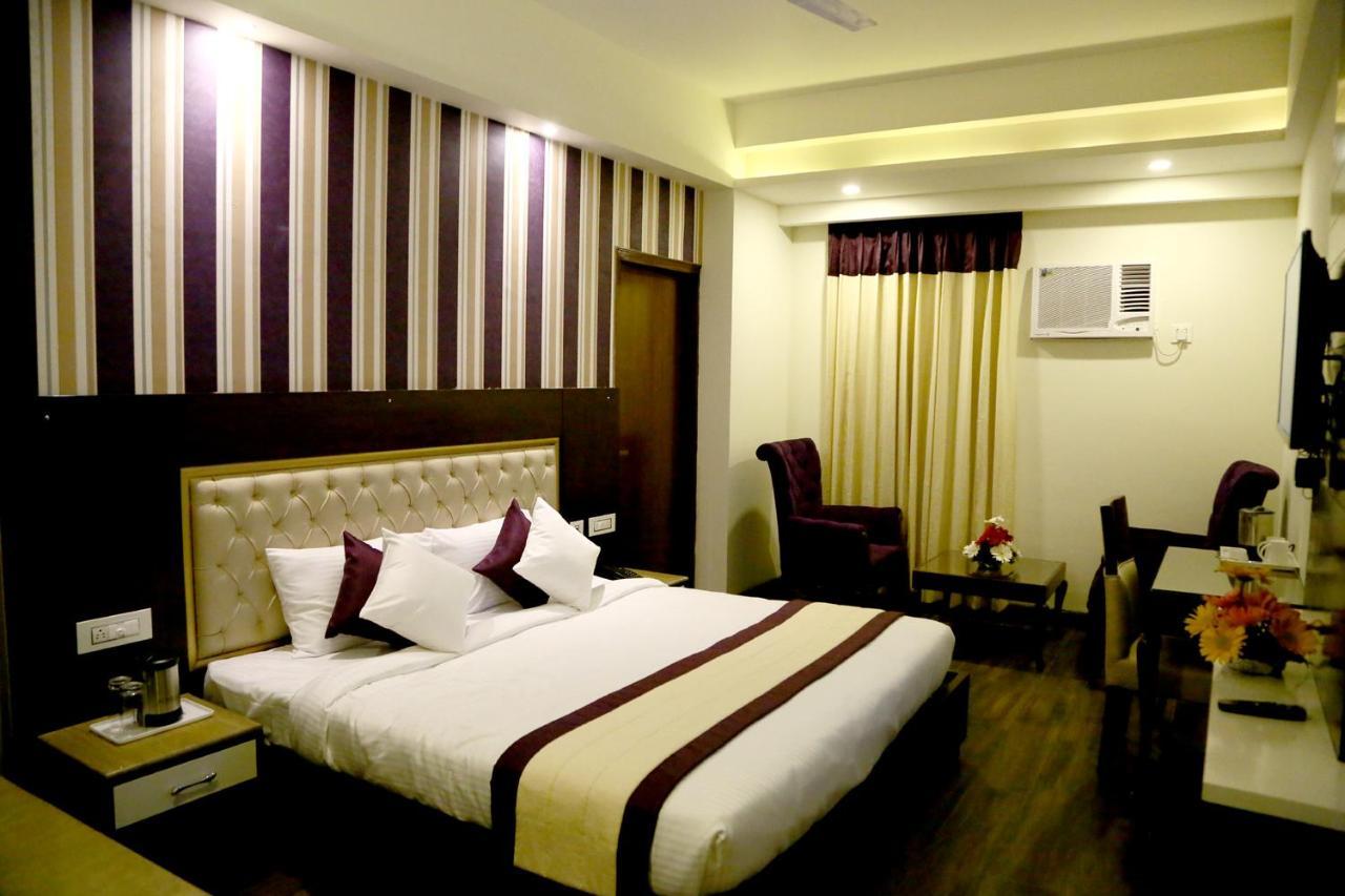 Hotel S C Residency Zirakpur Exteriér fotografie